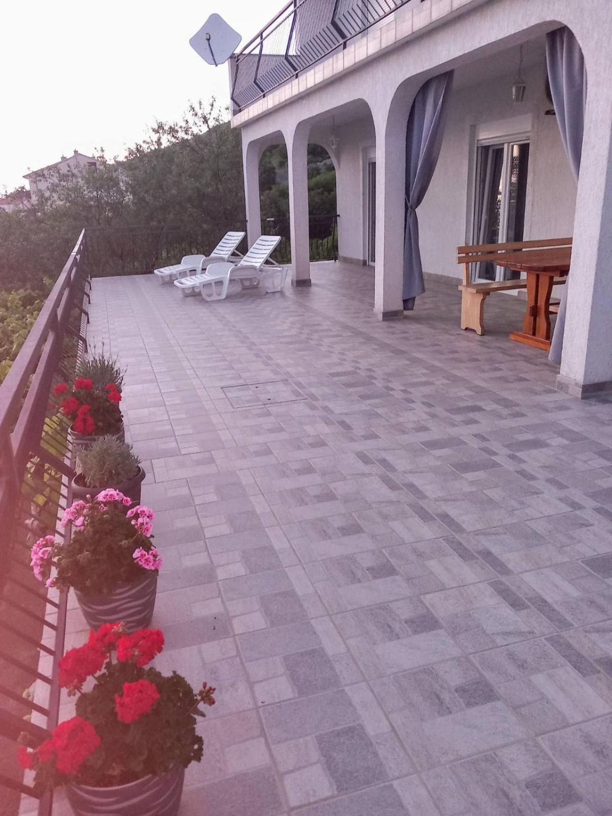 Apartman Tralje Сень Экстерьер фото